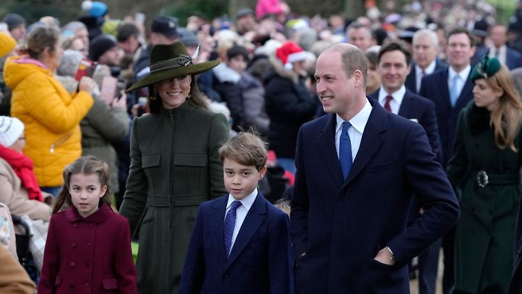 Prinzessin Charlotte, Prinzessin Kate, Prinz George und Prinz William (v.l.) auf dem Weg zur Kirche.