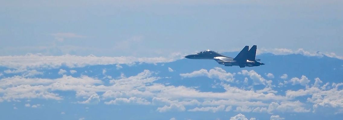 Ein chinesisches Militärflugzeug der chinesischen Volksbefreiungsarmee während einer Militärübung (Archiv).