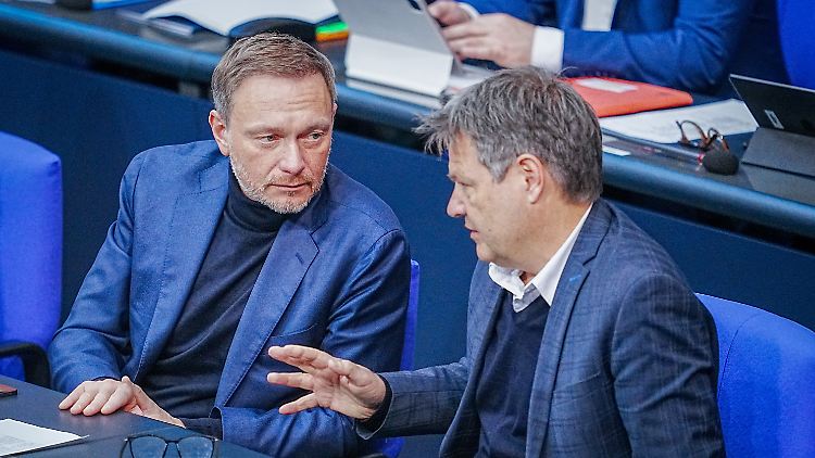 Die Annahme, er und Bundeswirtschaftsminister Robert Habeck seien innerhalb der Bundesregierung Gegenspieler, weist Bundesfinanzminister Christian Lindner zurück.