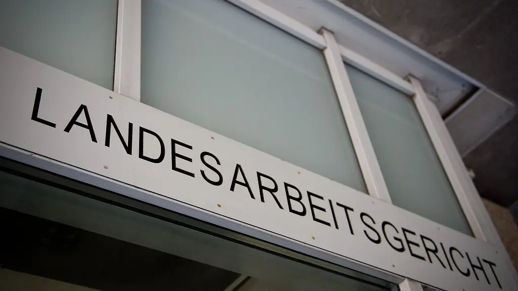 Der-Schriftzug-am-Eingang-zum-Landesarbeitsgericht-in-Duesseldorf