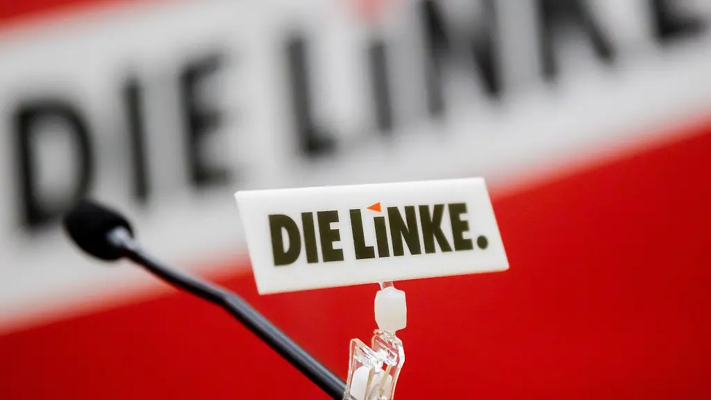 Das-Logo-der-Linken-ist-bei-einem-Parteitag-an-einem-Mikrophon-angebracht