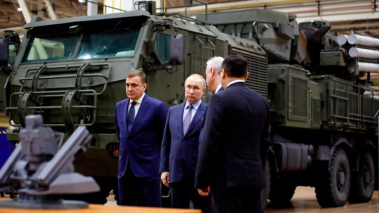 Will er wirklich reden? Wladimir Putin begutachtet vor wenigen Tagen militärische Produkte des Verteidigungsunternehmens Shcheglovsky Val.