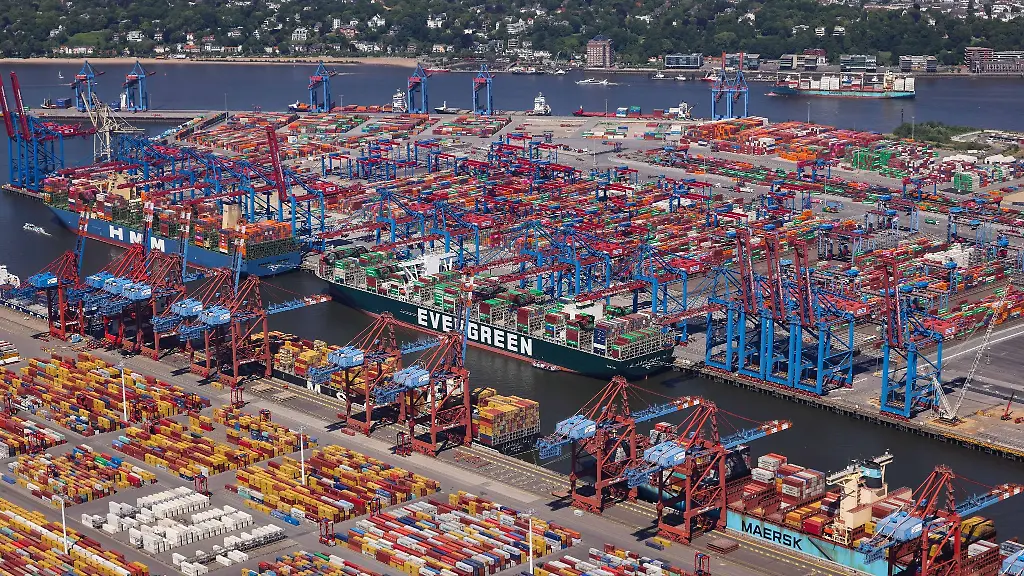 Container-werden-auf-dem-Container-Terminal-von-im-Hafen-von-Hamburg-umgeschlagen