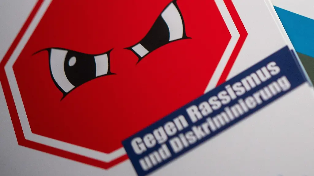 Informationsmaterial-zum-Thema-rechte-rassistische-und-diskriminierende-Vorfaelle-liegt-auf-einem-Tisch