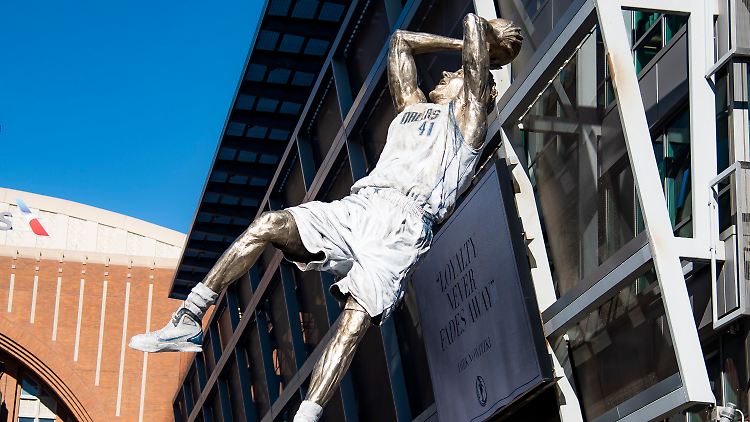 Die Statue zeigt Nowitzkis "Signature Move".
