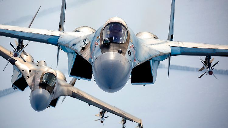 Russische SU-35-Kampfjets während eines Manövers.