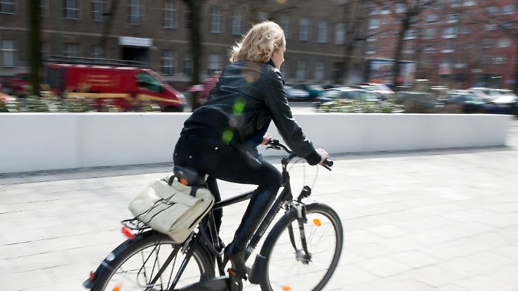 Fahrrad oder Auto? Arbeitgeber können in der Regel nicht vorschreiben, mit welchem Verkehrsmittel Beschäftigte von ihrem Wohnsitz zur Arbeit kommen sollen.