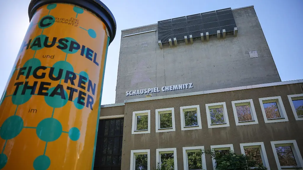 Das-im-Moment-wegen-Sanierung-geschlossene-Schauspielhaus-steht-verwaist-im-Park-der-Opfer-des-Faschismus