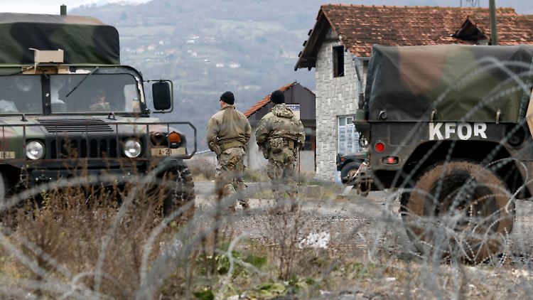 US-Soldaten der NATO-geführten Friedenstruppe KFOR  bewachen einen Kontrollpunkt in der Nähe des nördlichen Kosovo-Grenzübergangs von Jarinje, entlang der Grenze zwischen Kosovo und Serbien.