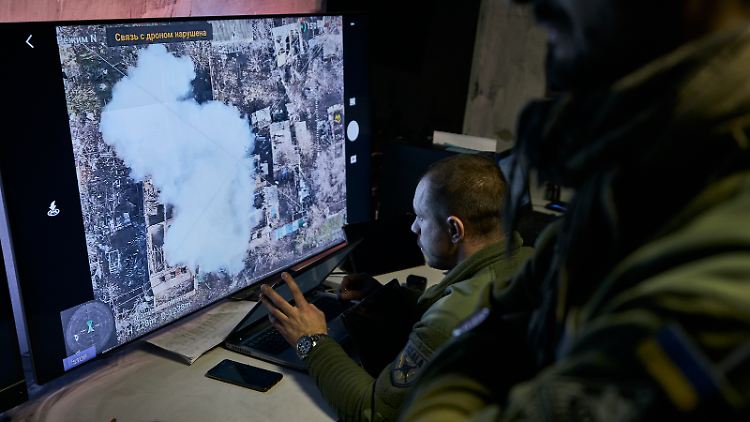 Ein ukrainischer Soldat beobachtet eine Drohnenübertragung aus einer unterirdischen Kommandozentrale. 