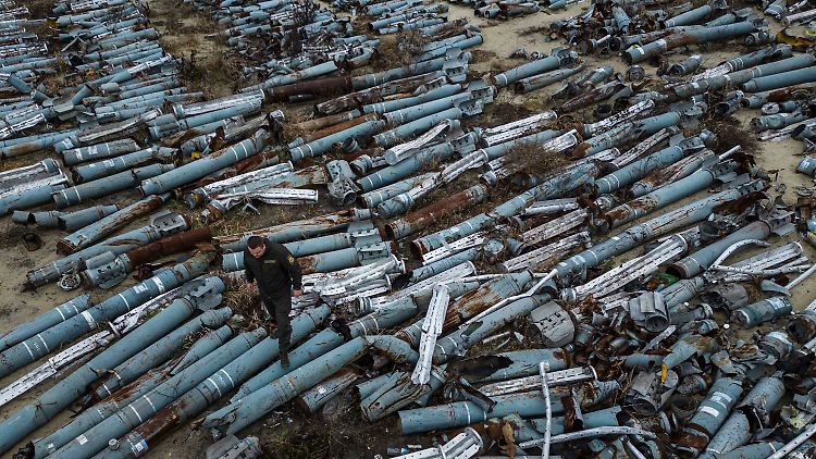 Ein Staatsanwalt betrachtet eingesammelte Teile russischer Raketen, die für den Angriff auf die Stadt Charkiw verwendet wurden.