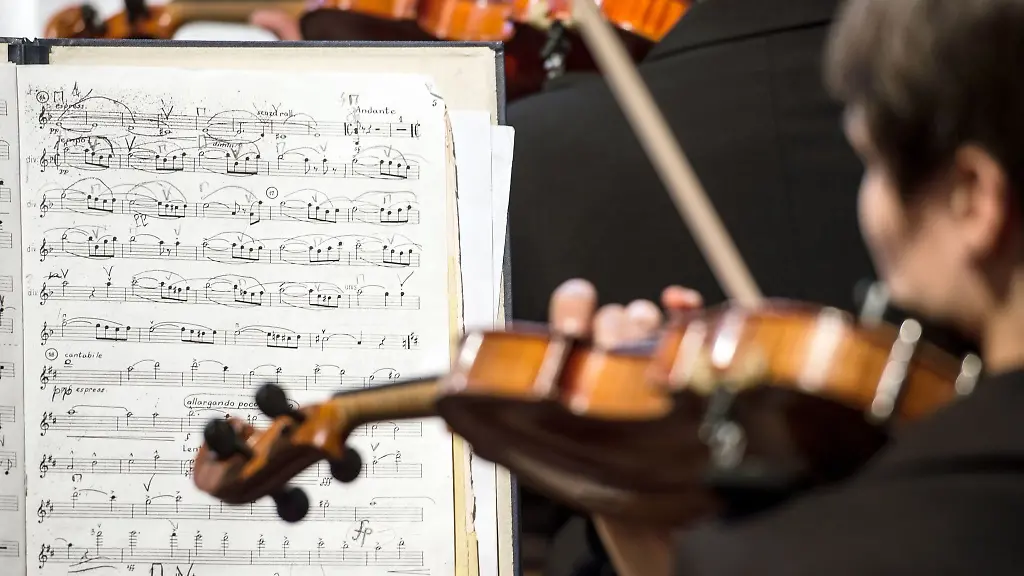 Ein-Orchester-spielt-in-der-Oberkirche-St-Nikolai-in-Cottbus-Brandenburg