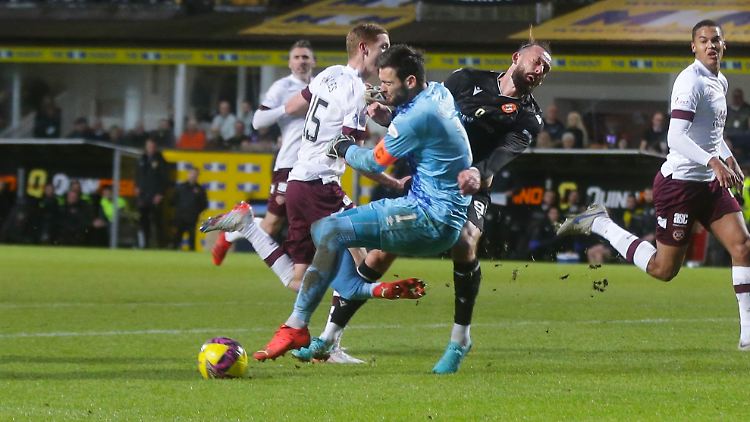 Schottlands Nationalkeeper Craig Gordon (vorne) erleidet bei einem Zusammenprall im Ligaspiel seines Klubs FC Heart of Midlothian gegen Dundee United eine schwere Verletzung.