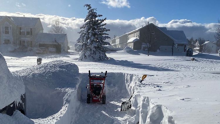 Meterhoch türmen sich die Schneemassen wie in Williamsville im US-Bundesstaat New York.