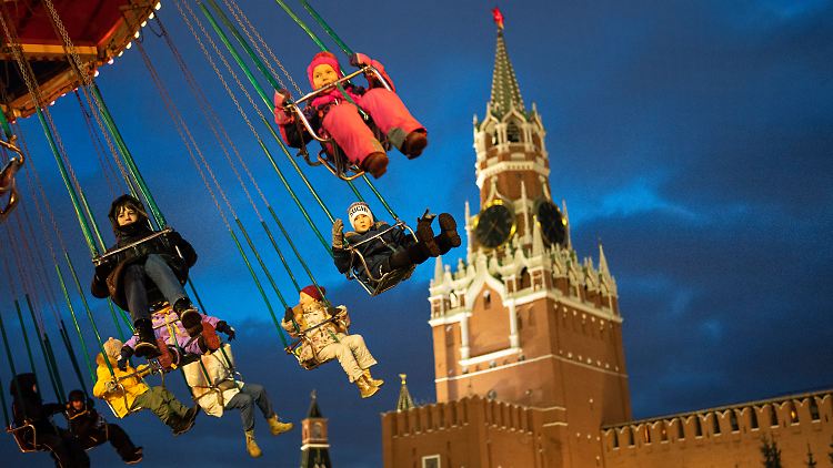 Festtagsstimmung vor Kremlkulisse in Moskau. 