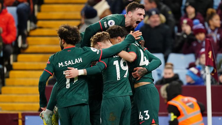 Die Mannschaftskameraden von FC Liverpool jubeln nach dem Treffer zum 3:1.