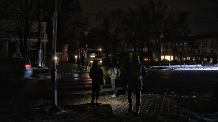 Durch gezielte russische Angriffe fällt in vielen Teilen der Ukraine immer wieder der Strom aus. 