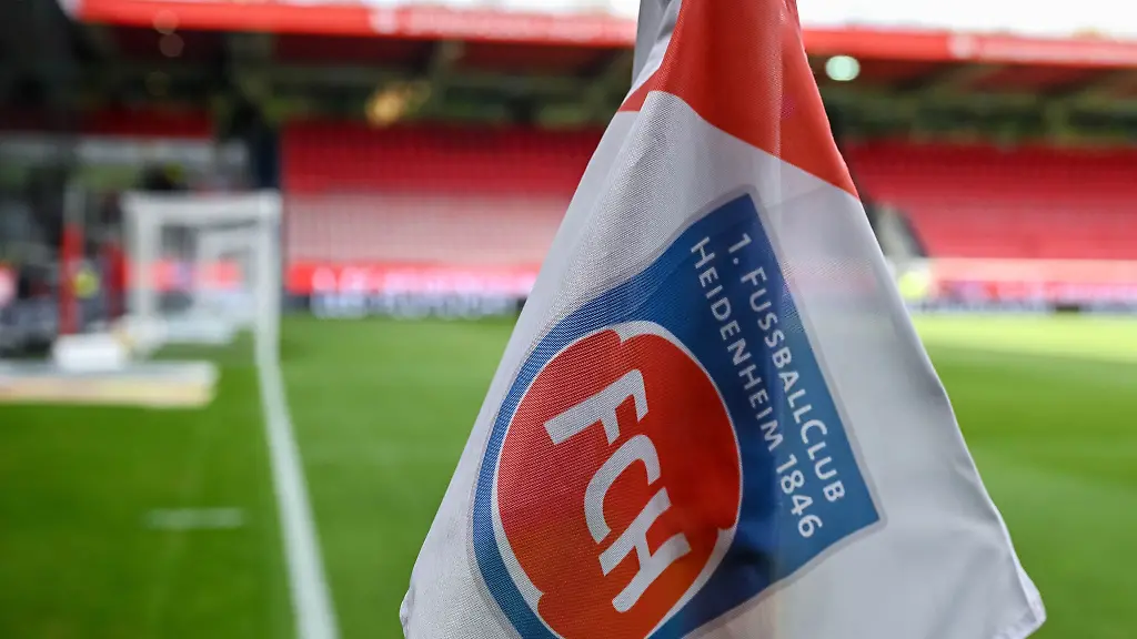 Das-Logo-des-1-FC-Heidenheim-ist-auf-einer-Eckfahne-zu-sehen