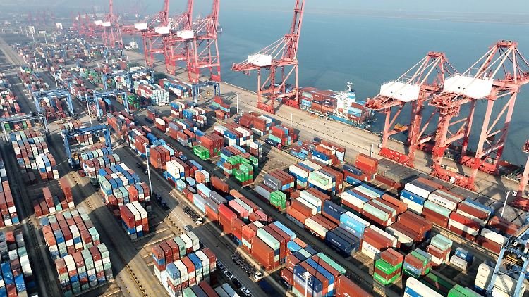Das Containerterminal im Hafen von Lianyungang in der ostchinesischen Provinz Jiangsu