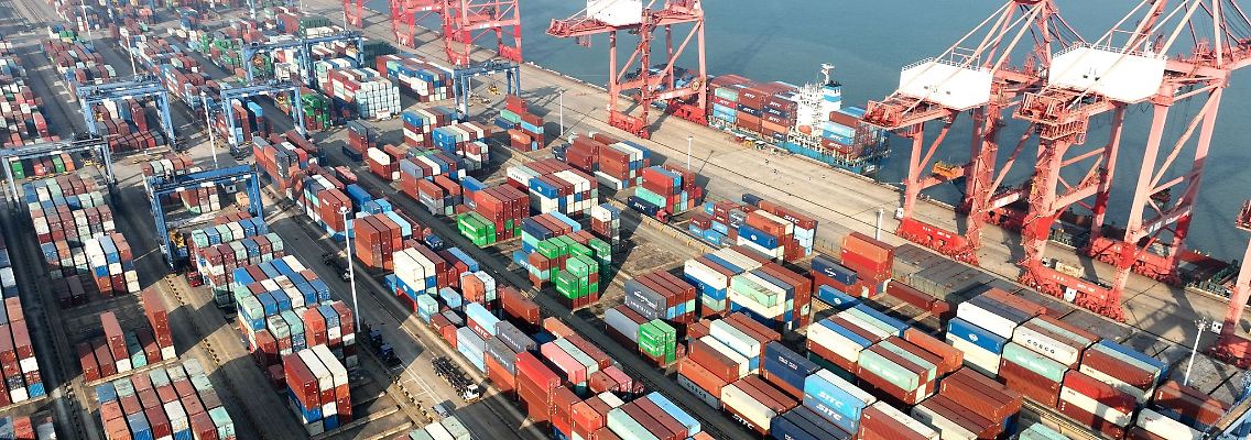 Das Containerterminal im Hafen von Lianyungang in der ostchinesischen Provinz Jiangsu.
