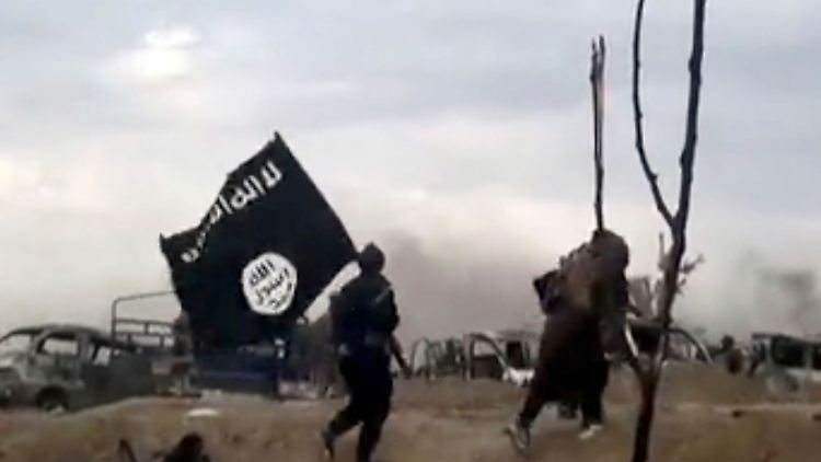 IS-Kämpfer mit einer Flagge der Terrormiliz.