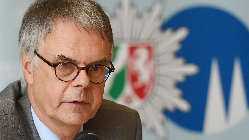 Wolfgang-Albers-damals-Koelner-Polizeipraesident-spricht-bei-einer-Pressekonferenz