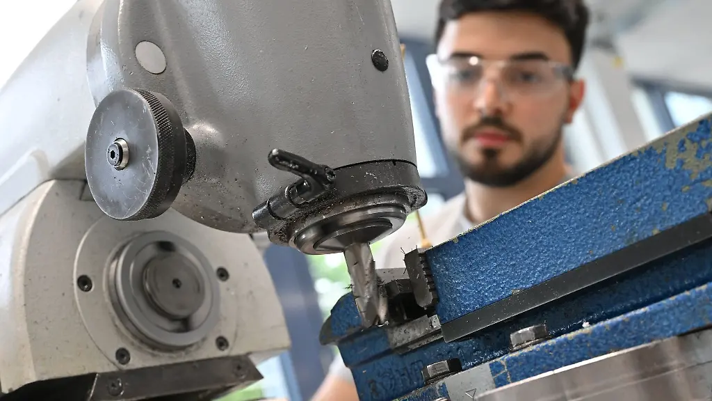 Auszubildende-arbeiten-waehrend-eines-Pressetermins-der-Deutschen-Bahn-in-den-Raeumen-neuer-Ausbildungsstandorte