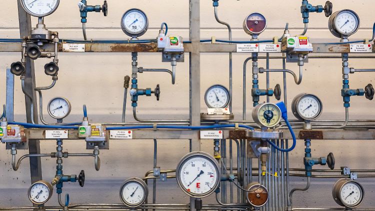 Analoge Anzeigen in der Anlage des Gasspeichers Wolfersberg: Die Gasspeicherstände steigen in Deutschland weiter.