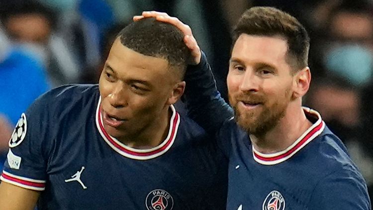 Die Zukunft der PSG-Superstars Kylian Mbappé (l) und Lionel Messi wäre bei einem frühen CL-Aus sehr ungewiss.