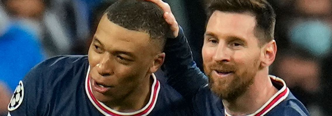 Die PSG-Superstars Kylian Mbappé (l) und Lionel Messi.