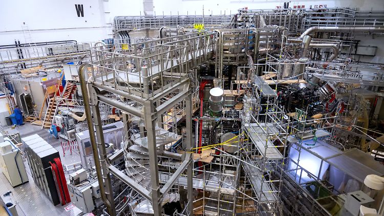 Mit der Experimentieranlage "Wendelstein 7-X" ist das Max-Planck-Institut in Greifswald Teil der weltweiten Entwicklungsarbeit zu Kernfusion.