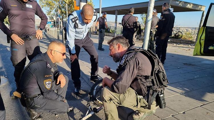 Bei Bombenexplosionen an zwei Bushaltestellen in Jerusalem wurden Ende November zwei Menschen getötet und 13 verletzt. 