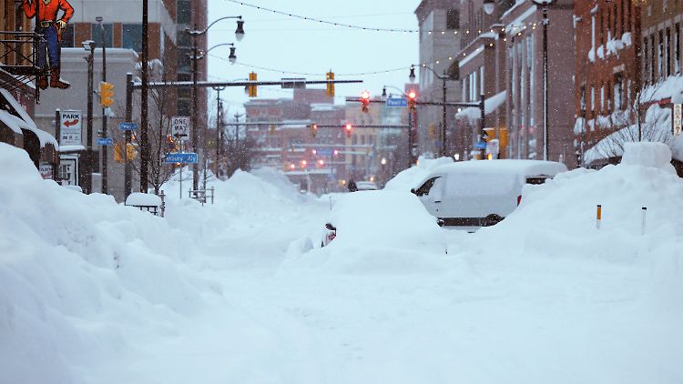 In Buffalo dürfen nur noch Räumfahrzeuge und Rettungskräfte auf den verschneiten Straßen fahren. 