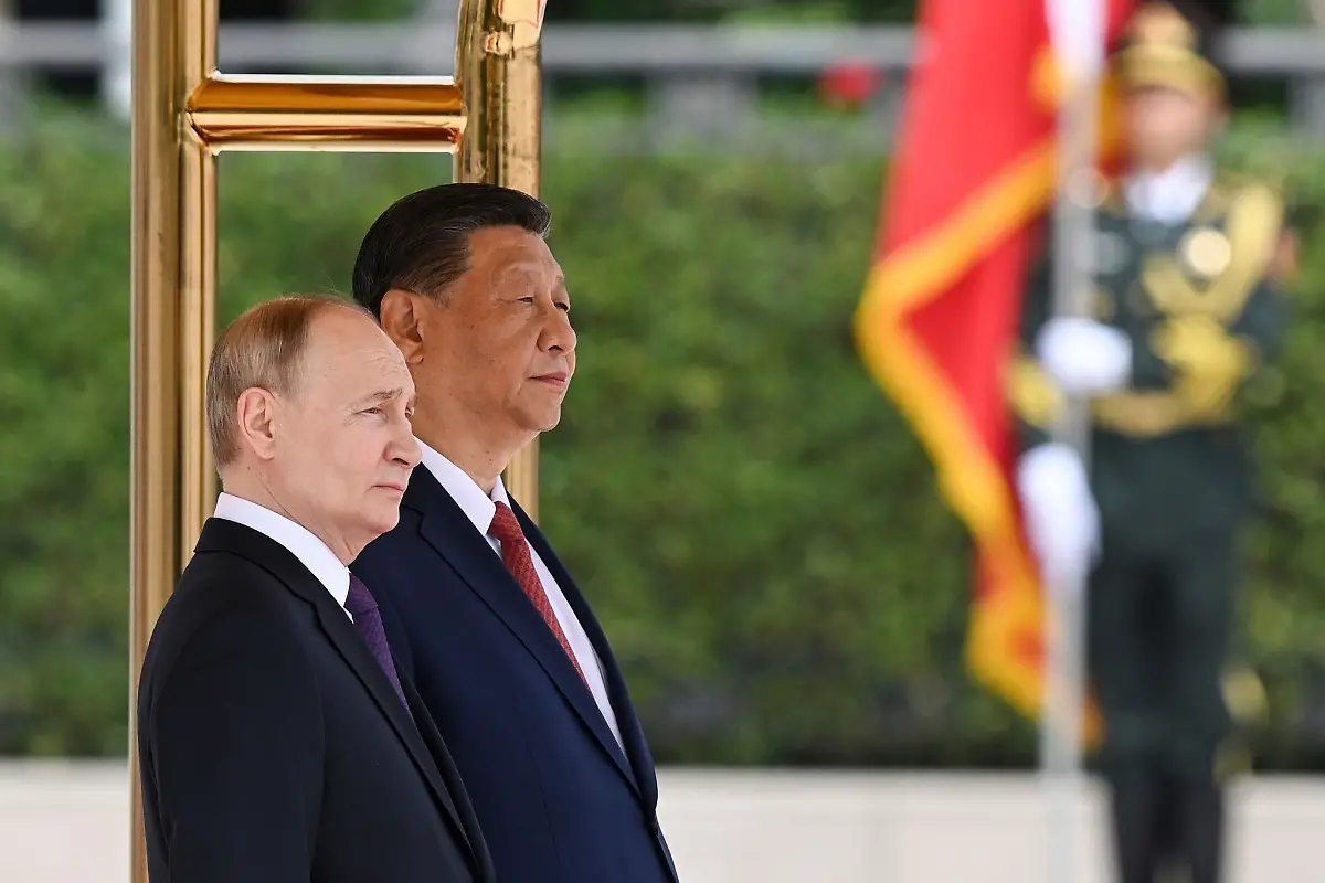 Russlands-Praesident-Wladimir-Putin-l-ist-fuer-ein-Treffen-mit-Chinas-Staatschef-Xi-Jinping-nach-Peking-gereist