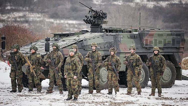 In der Slowakei stationierte Gebirgsjäger der Bundeswehrsoldaten stehen im Feldlager in Lest an dem gepanzerten Truppentransporter vom Typ Boxer. 