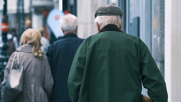 Wegen der wachsenden Lebenserwartung im Land werde man nicht umhin kommen, das Rentenalter schrittweise anzuheben, meint Arbeitsgeberpräsident Dulger.