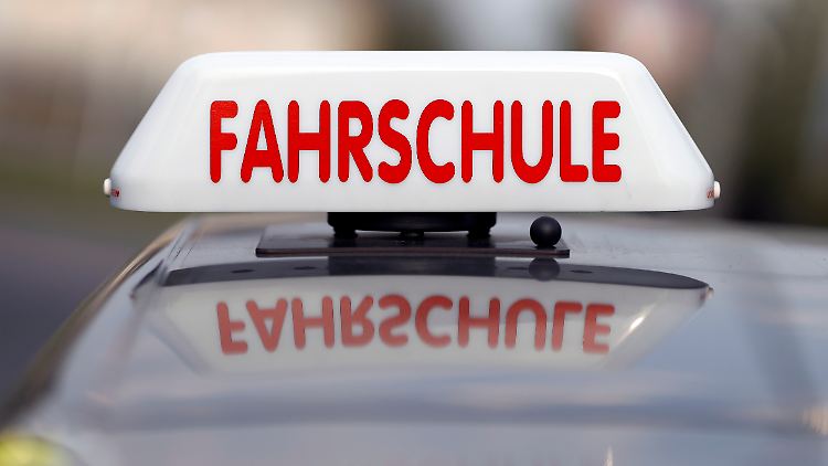 Viele Jugendliche machen den Führerschein. Die Fahrlehrer sind aber nicht immer mit den Leistungen ihrer Fahrschüler zufrieden.