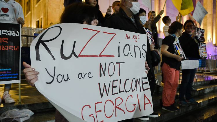 Demo in Tiflis im Oktober. Das "Z" steht für den russischen Imperialismus.