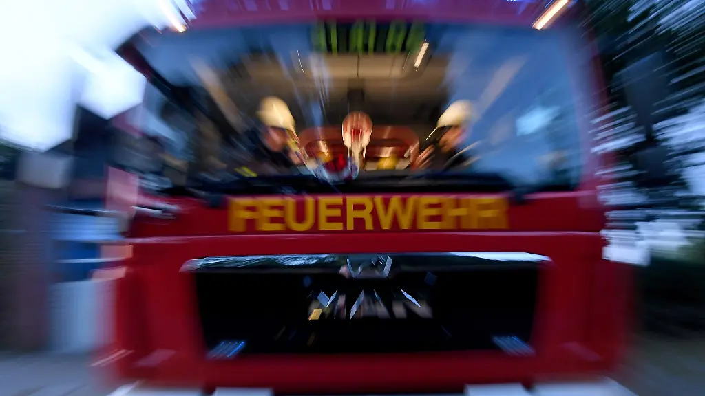 Einsatzkraefte-der-Feuerwehr-sitzen-in-ihrem-Fahrzeug