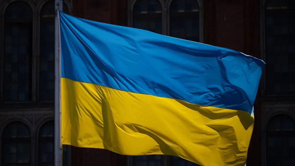 Eine-Flagge-der-Ukraine-weht-im-Wind