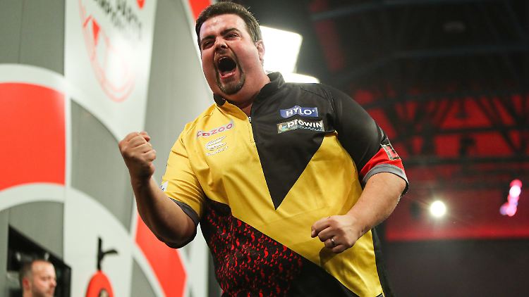 Sieger nach einem Darts-Drama: Gabriel Clemens steht zum zweiten Mal in seiner Karriere im WM-Achtelfinale.