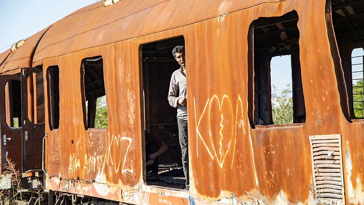 Ein Mann versucht, auf der Balkan-Route nach Mazedonien zu flüchten. Er teilt sein Schicksal mit Tausenden anderen Menschen.