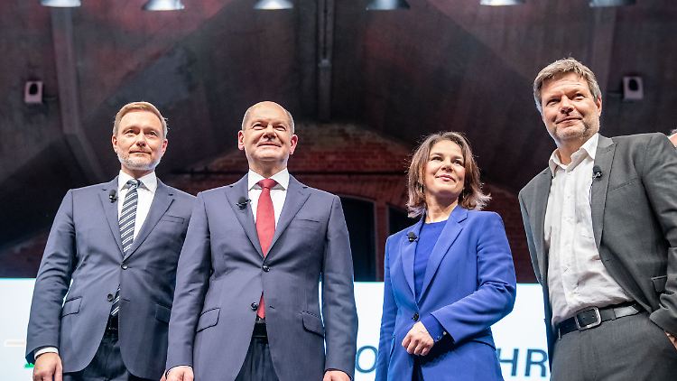 Am 24. November 2021 stellen Christian Lindner, Olaf Scholz, Annalena Baerbock und Robert Habeck den Koalitionsvertrag vor.