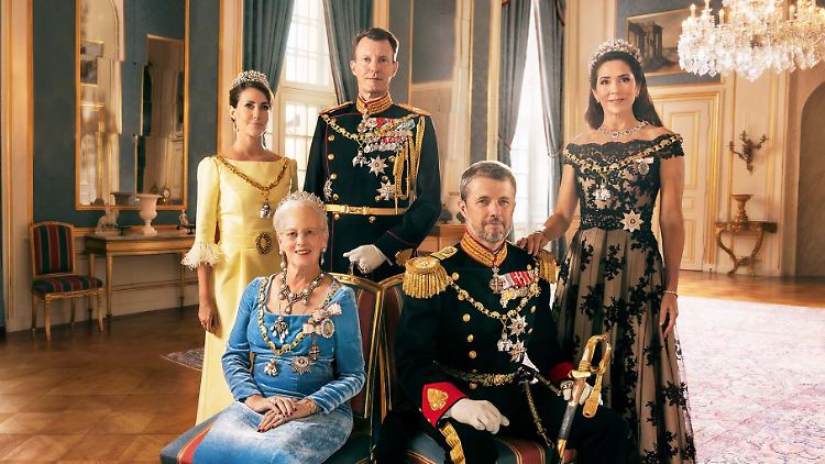 Ein neues Bild fürs Familienalbum: Dänemarks Königin Margrethe II. posiert mit ihren Söhnen und deren Ehefrauen.