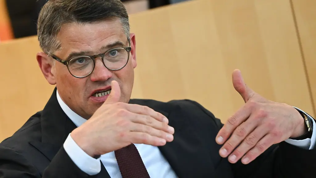 Boris-Rhein-CDU-Ministerpraesident-von-Hessen-nimmt-an-der-Plenarsitzung-des-Hessischen-Landtags-teil