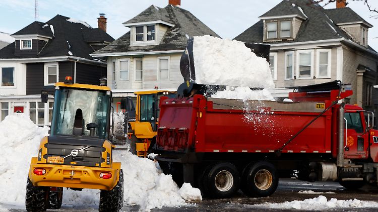Die Schneemassen in Buffalo waren vielerorts zu groß für gewöhnliche Räumfahrzeuge.