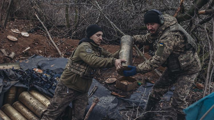 Ukrainische Soldaten transportieren Munition im Donbass.