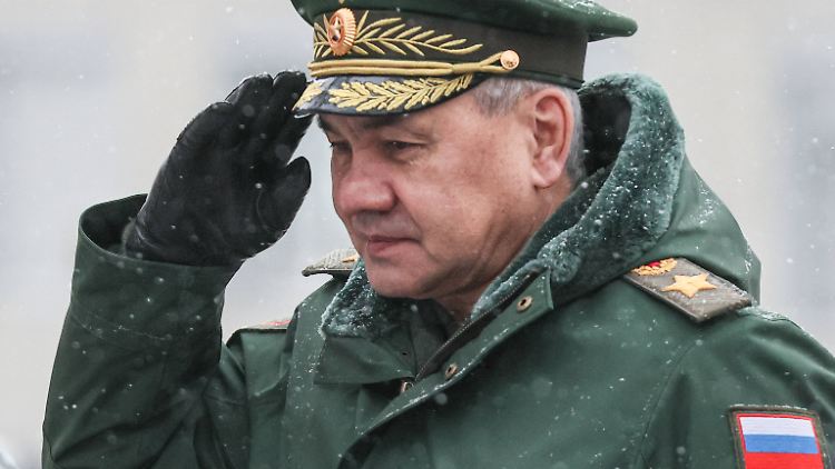 Der wachsende Einfluss von Wagner-Chef Prigoschin in Moskau geht zu Lasten von Verteidigungsminister Schoigu (im Bild). 
