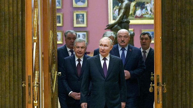 Beim Treffen in St. Petersburg überreichte Putin den GUS-Staatsoberhäuptern einen goldenen Ring mit der Inschrift "Frohes Neues Jahr 2023" und dem GUS-Emblem.