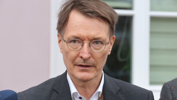 Lauterbach will in den nächsten Monaten einen Gesetzentwurf vorlegen, um den Einstieg von Finanzinvestoren in medizinische Versorgungszentren zu verhindern.